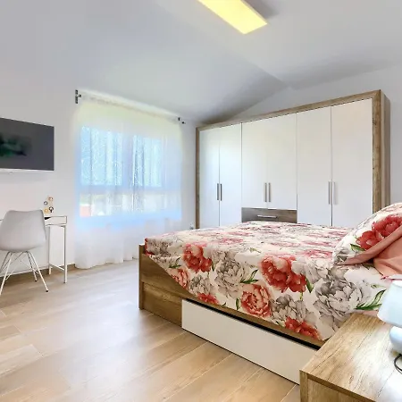 Edi By Interhome Sisan